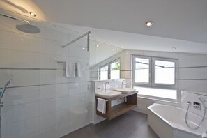 Shower, hair dryer - With sea view and balcony, use of swimming pool and sauna - sea view apartment 67 - (Göhren)