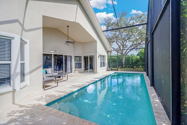 Een binnenzwembad en een verwarmd zwembad