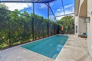 Een binnenzwembad en een verwarmd zwembad