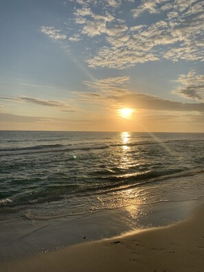 Perto da praia, espreguiçadeiras, toalhas de praia 