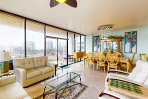 TV - Corner condo with amazing views, wraparound balcony, & pools - minutes to beach (South Padre Island)