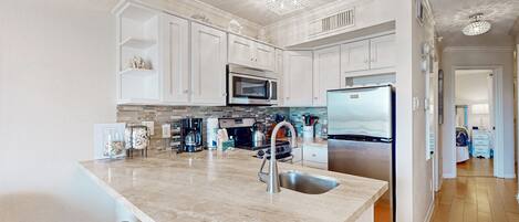 Réfrigérateur, micro-ondes, four, plaque de cuisson