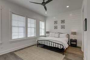 4 bedrooms, internet, bed sheets