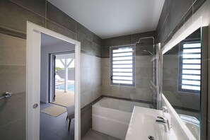 Bathtub, hair dryer, towels, soap - Architect designed villa for 8 with swimming pool (Saint François)