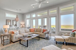 TV, caminetto, lettore DVD, libri