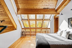 5 habitaciones, escritorio y tabla de planchar con plancha 