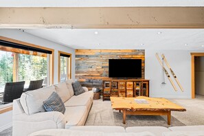 Smart-TV, Kamin, Videospiele, Bücher