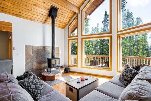 Moose Hill Cabin 🏔 Hot Tub - Private - 6 Acres - 23 Miles to Breck! 