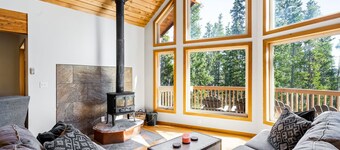 Moose Hill Cabin 🏔 Hot Tub - Private - 6 Acres - 23 Miles to Breck! 