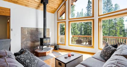 Moose Hill Cabin 🏔 Hot Tub - Private - 6 Acres - 23 Miles to Breck!