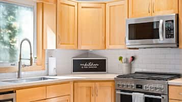 Jääkaappi, mikroaaltouuni, uuni, liesi