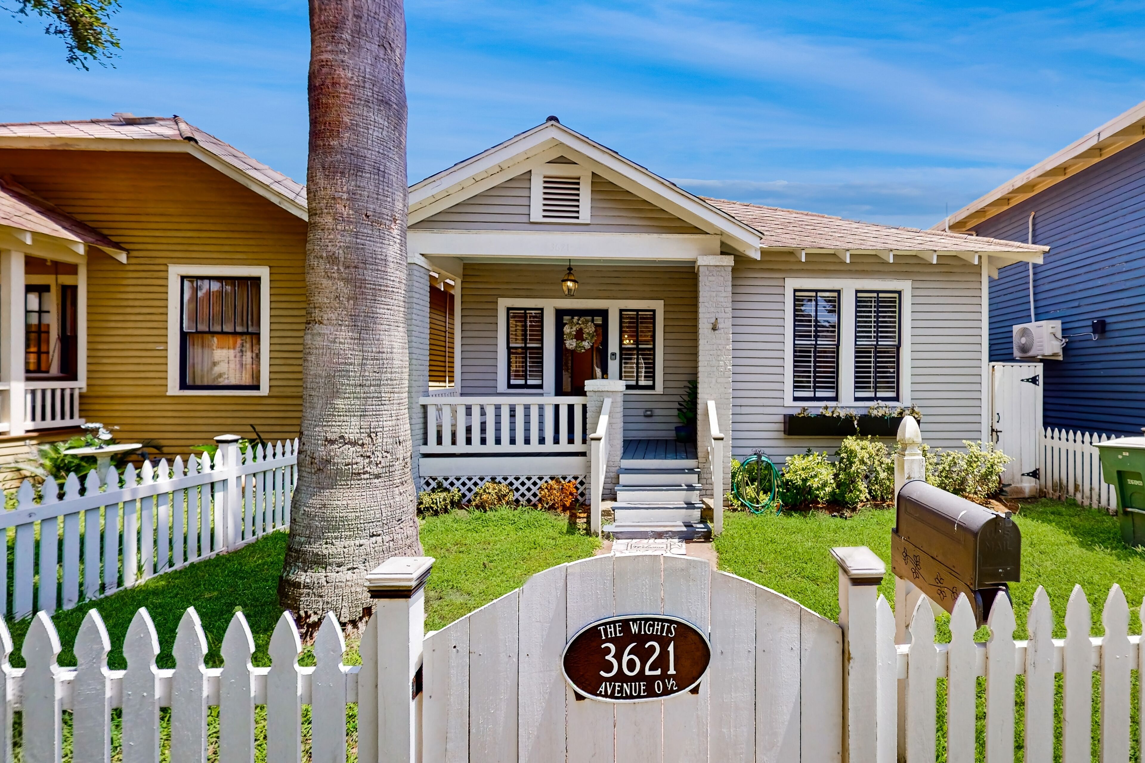 The Vintage Swan | Alfresco Entertaining Lounge with TV & Bar | Walk to Beach