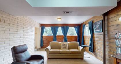 Shadow Mountain Village Escape | 2 Living Areas, Deck & Yard | Walk to Trail