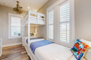 4 bedrooms, iron/ironing board, Internet, bed sheets - Palmilla | Fairway-View Balcony | Heated Pool, Golf & Private Beach Access (Port Aransas)