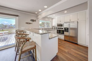 Køleskab, mikrobølgeovn, ovn, kogeplade