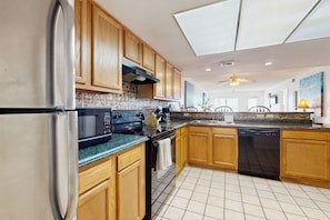 冰箱、微波炉、烤箱、炉灶