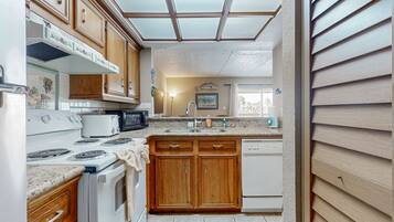 Coffee/tea maker, fridge, microwave, oven