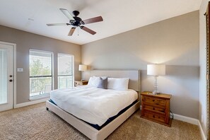 5 bedrooms, internet, bed sheets - Spacious lakefront hideaway with decks, grill, billiards, tennis & pool (Spicewood)