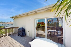 Outdoor dining - Updated all-suite getaway walking distance to beach with private balcony, grill (South Padre Island)
