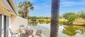 Charming Waterfront Townhouse at Horseshoe Bay w/ Patio