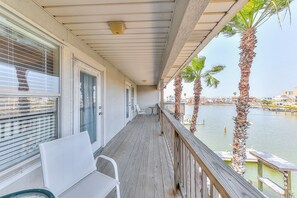 Terrace/patio - Wonderful canal-front condo with private dock & amazing views (Corpus Christi)
