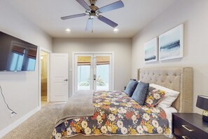 3 bedrooms, desk, WiFi, bed sheets