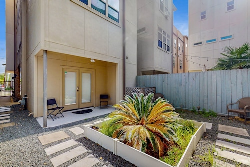 Washington Corridor All-Suite w/ 2-Car Garage, Balcony & Gourmet Kitchen