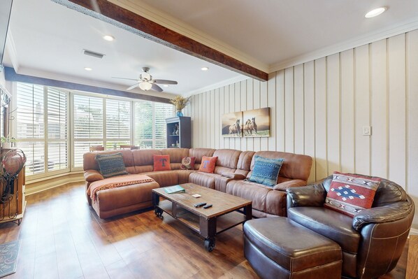 Flat-screen TV, fireplace, DVD player - Lavish All-Suite w/ Tennis Courts: Near Pool, Golf (Lakeway)