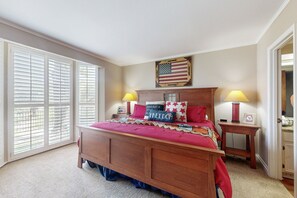 4 bedrooms, iron/ironing board, free Internet, bed sheets - Lavish All-Suite w/ Tennis Courts: Near Pool, Golf (Lakeway)
