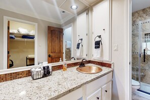 Hair dryer, towels - Lavish All-Suite w/ Tennis Courts: Near Pool, Golf (Lakeway)