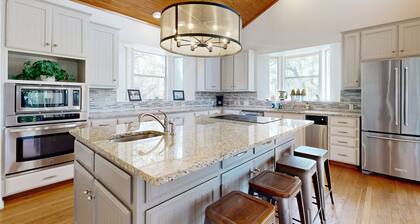 Regal riverfront home with 2 cabins & private dock - 2 miles to marina