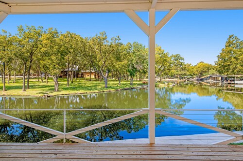 Lakefront dog-friendly home with kayaks, SUP’s, huge screened porch
