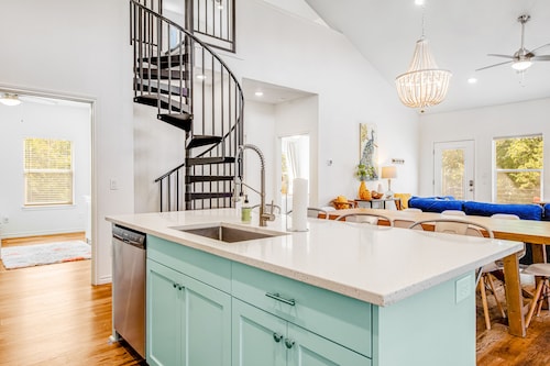 Lakefront dog-friendly home with kayaks, SUP’s, huge screened porch