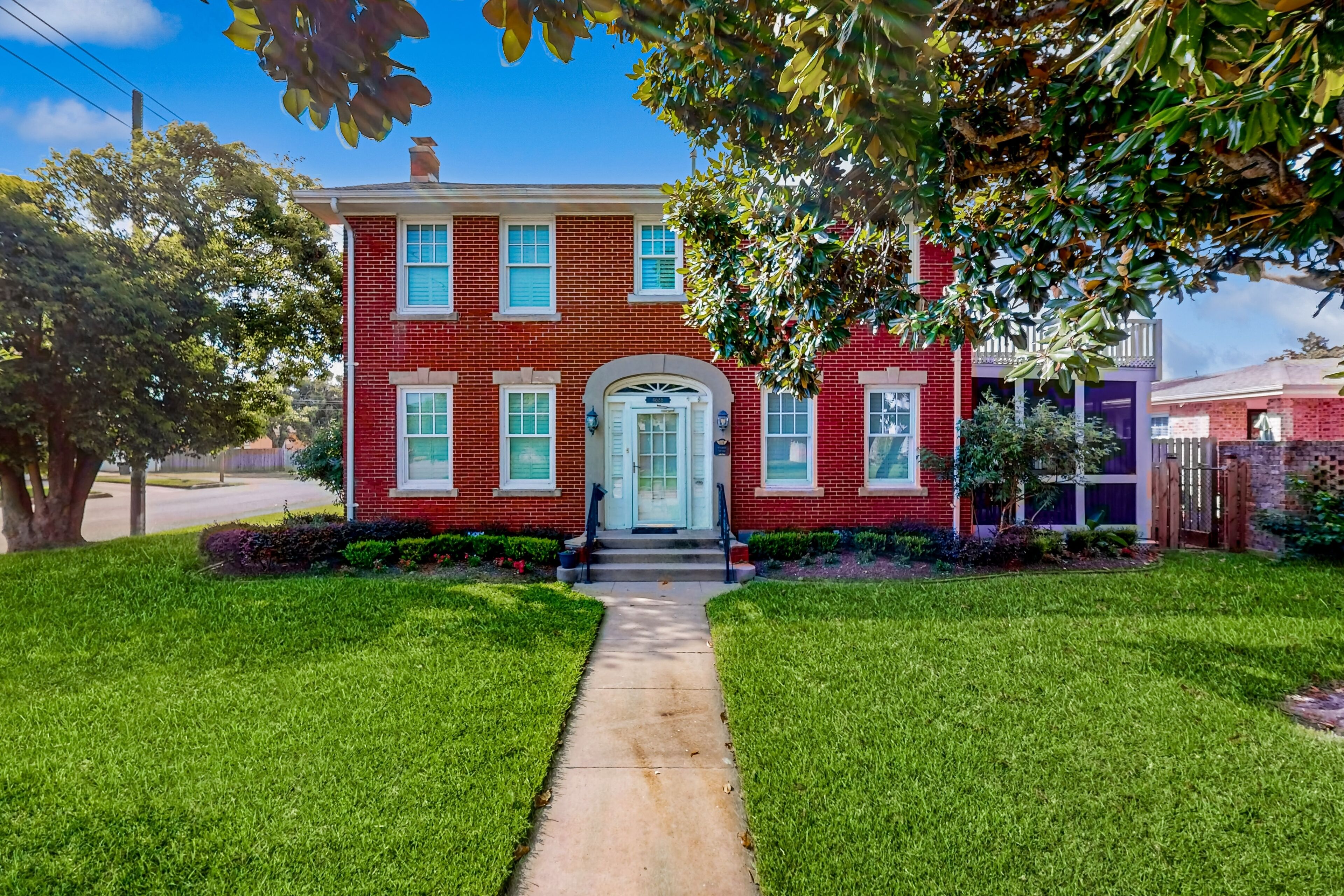 Remodeled Retreat w/ Sunroom & Gourmet Kitchen - 4 Blocks to the Beach