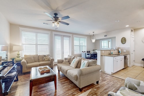 Pointe West getaway with pool, hot tub & bay-view balcony - walk to beach