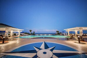 A heated pool - Pointe West getaway with pool, hot tub & bay-view balcony - walk to beach (Galveston)