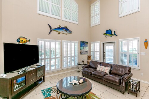 Beautiful townhome near the beach, shopping, stores