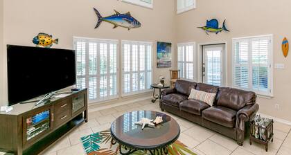 Beautiful townhome near the beach, shopping, stores