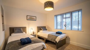 2 bedrooms, iron/ironing board, WiFi (free), bed sheets - Skyway First Floor Apartment is a 2 bedroom apartment with parking in Three Bridges (West Sussex)