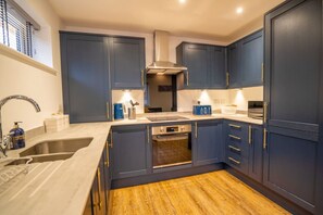 冰箱、微波炉、烤箱、炉灶