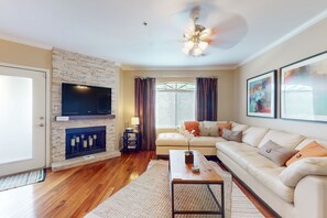 TV - Breezy Desert Retreat Upscale N. Scottsdale Condo with Community Amenities (Scottsdale)