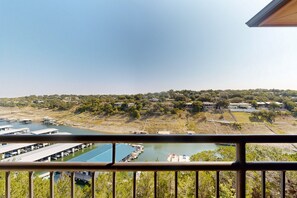 Property grounds - Waterfront All-Suite w/ Private Balcony – On-Site Dining, Spa & Marina (Lakeway)