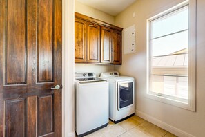 Interior - Waterfront All-Suite w/ Private Balcony – On-Site Dining, Spa & Marina (Lakeway)