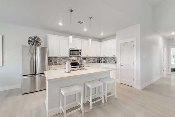 Refrigerador, microondas, horno y parrilla de estufa 