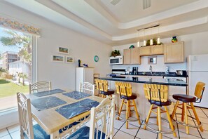 Fridge, microwave, oven, stovetop - Group-friendly retreat with private deck - 3-minute walk to beach (South Padre Island)