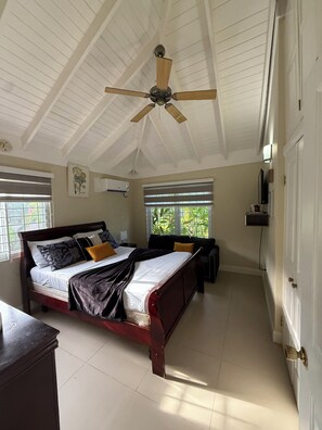 3 bedrooms, in-room safe, iron/ironing board, travel cot - Sweet Oasis - gated with 24/hr security/ swimming pool/ free access to beach  (Saint Ann's Bay)