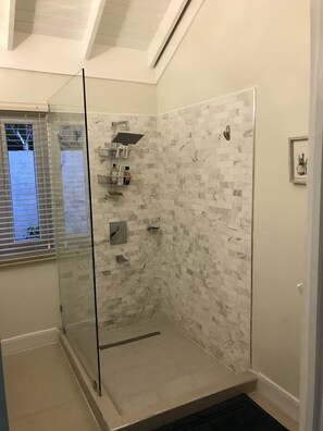 Doccia, asciugacapelli, asciugamani, sapone