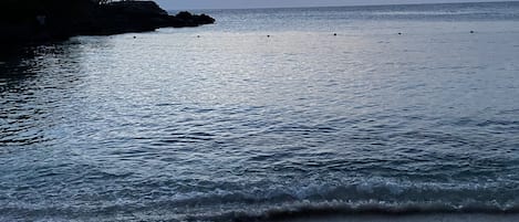 Playa en los alrededores y toallas de playa