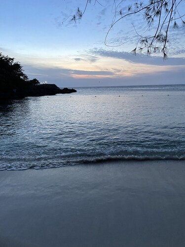 Sweet Oasis - gated with 24/hr security/ swimming pool/ free access to beach 