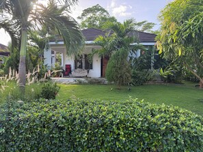 Exterior - Sweet Oasis - gated with 24/hr security/ swimming pool/ free access to beach  (Saint Ann's Bay)